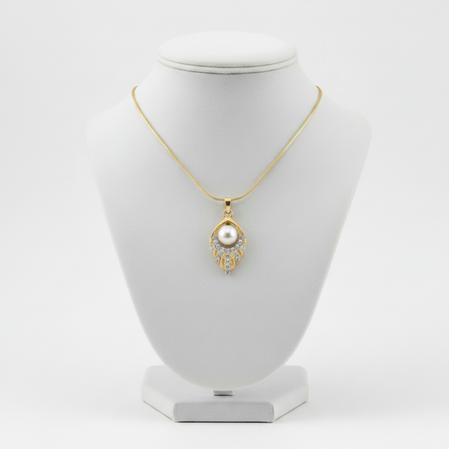 Amor Pearl Gold Necklace clean product shot
